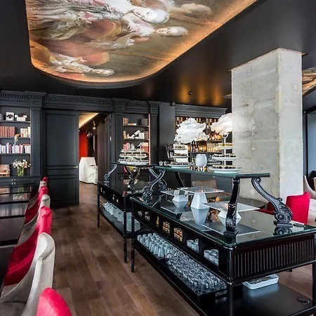 لا كومتيس 4*